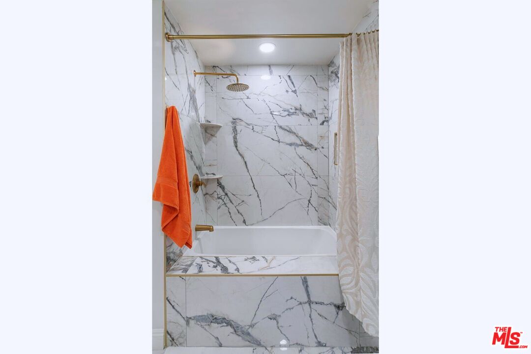 645 W 9th St Unit: 740