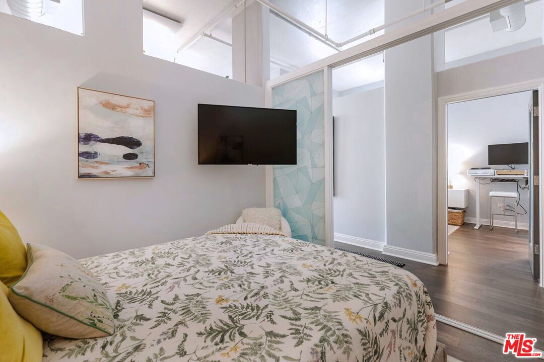 645 W 9th St Unit: 740