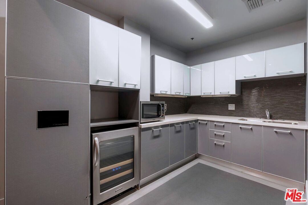 645 W 9th St Unit: 740