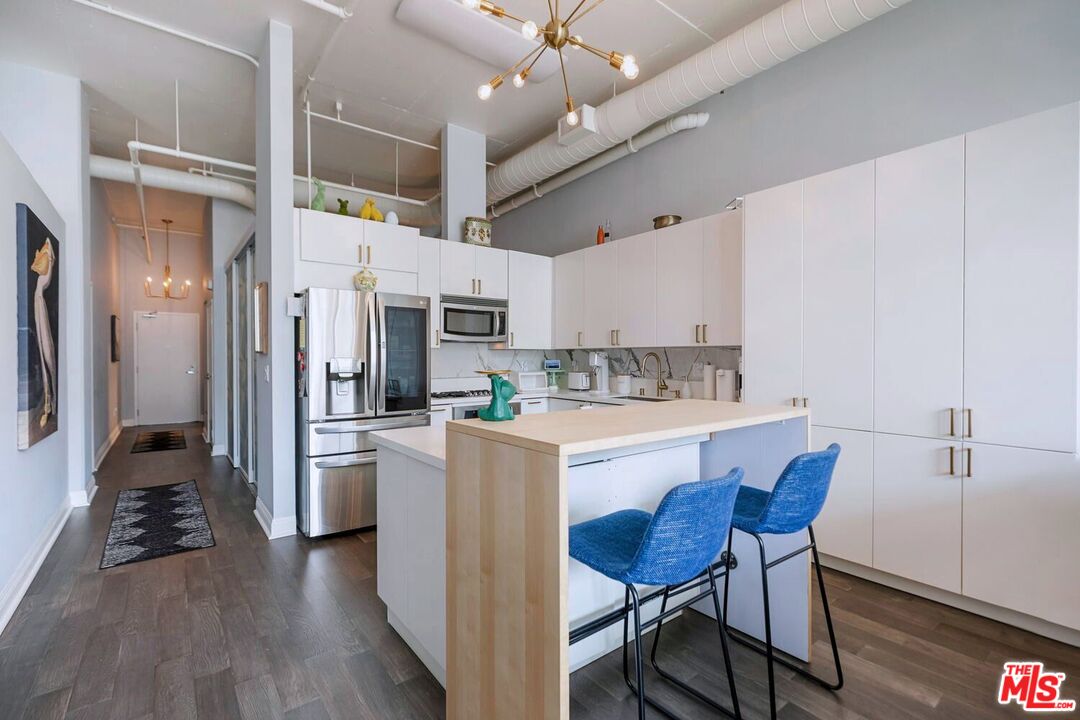 645 W 9th St Unit: 740