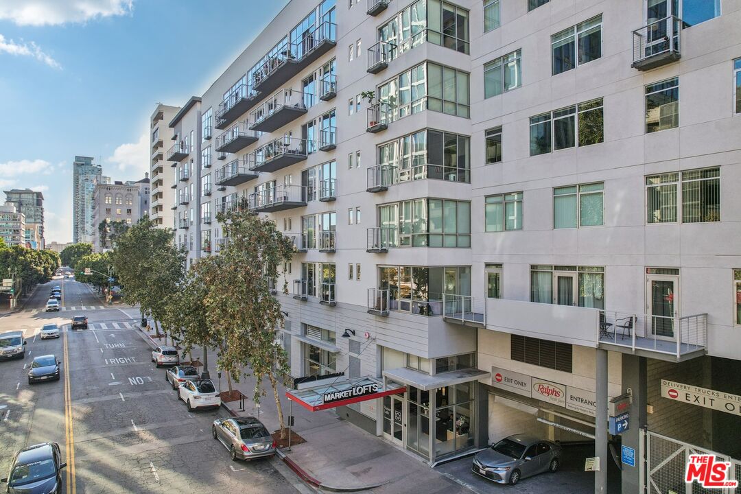 645 W 9th St Unit: 740