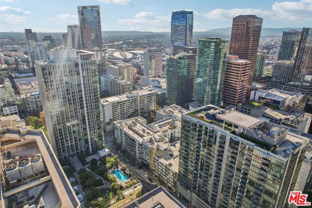 645 W 9th St Unit: 740