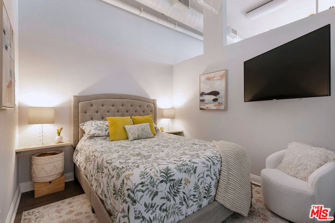 645 W 9th St Unit: 740