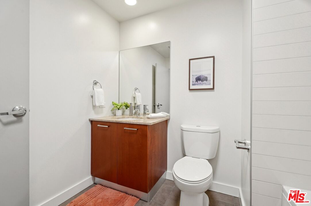 645 W 9th St Unit: 530