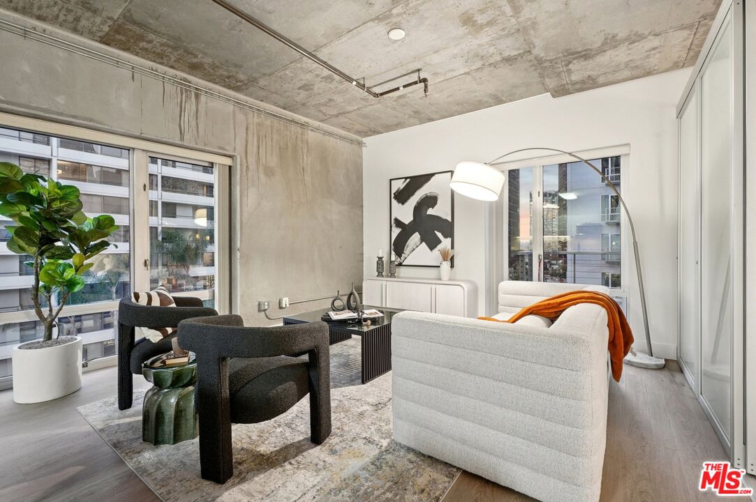645 W 9th St Unit: 530
