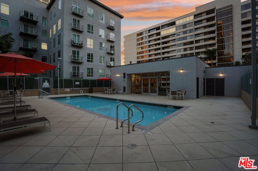 645 W 9th St Unit: 530