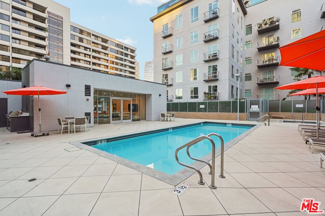 645 W 9th St Unit: 530