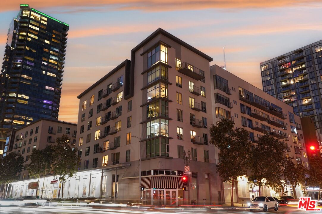 645 W 9th St Unit: 530