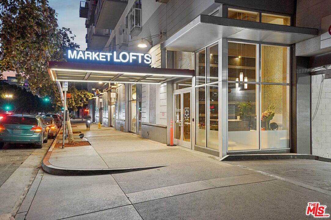 645 W 9th St Unit: 530