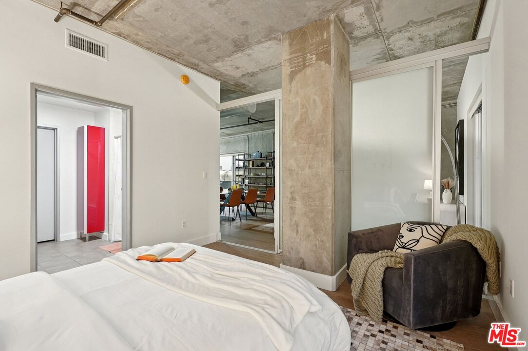 645 W 9th St Unit: 530