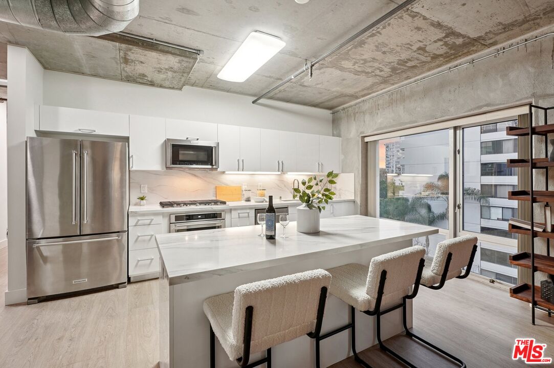 645 W 9th St Unit: 530