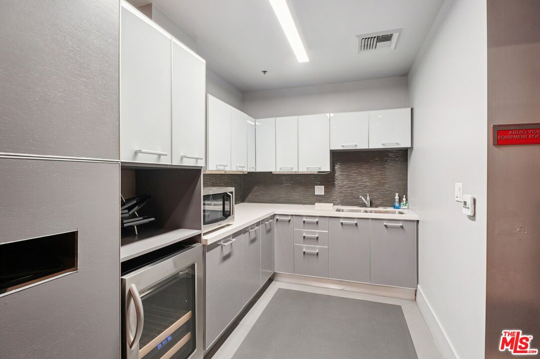 645 W 9th St Unit: 530