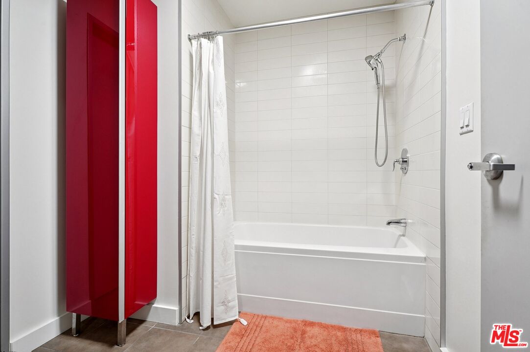 645 W 9th St Unit: 530