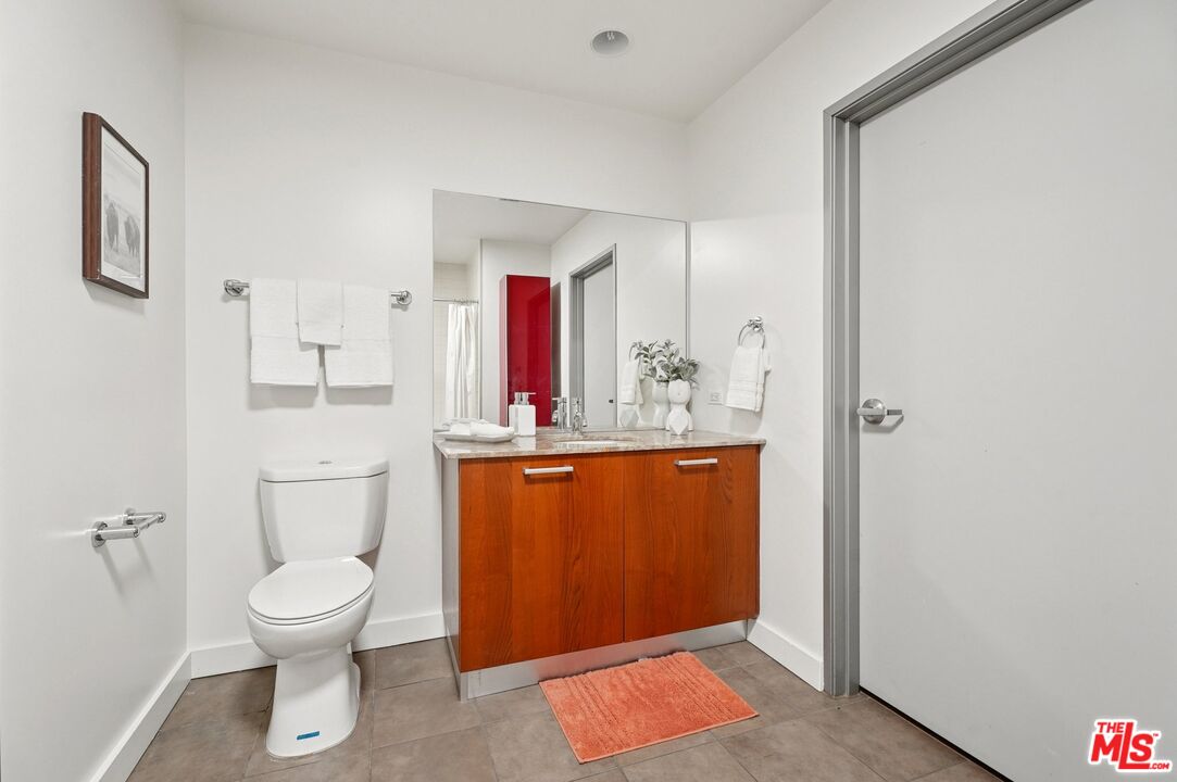 645 W 9th St Unit: 530