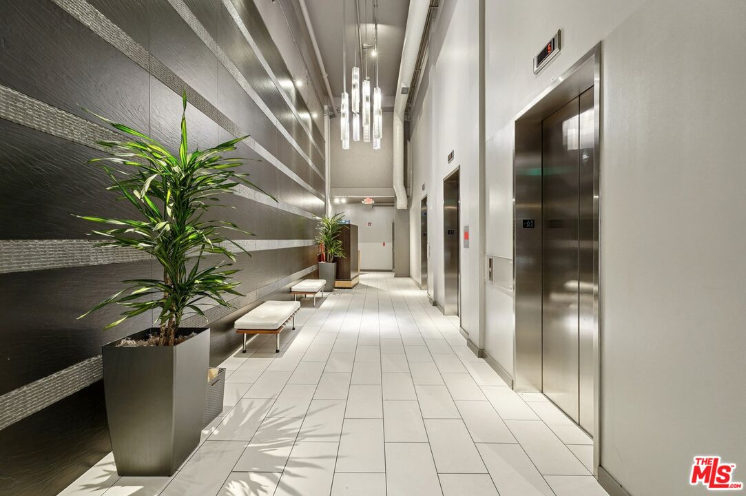 645 W 9th St Unit: 530