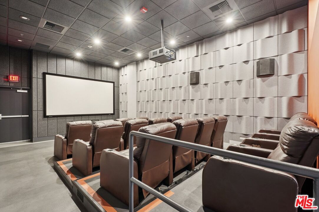 645 W 9th St Unit: 530