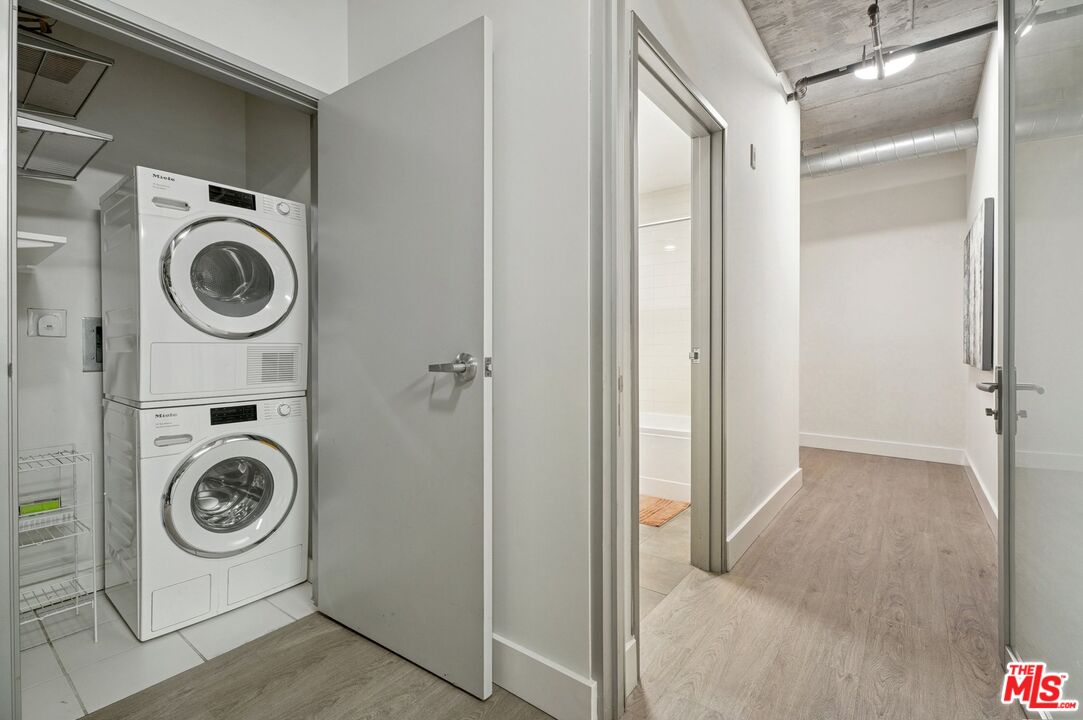 645 W 9th St Unit: 530