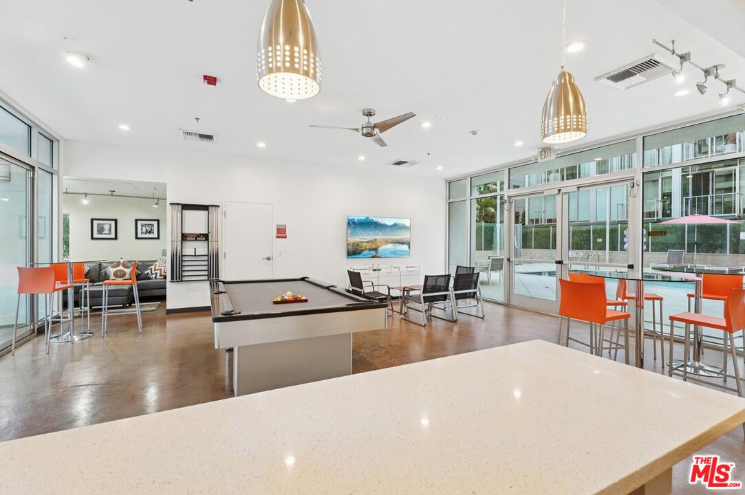 645 W 9th St Unit: 530