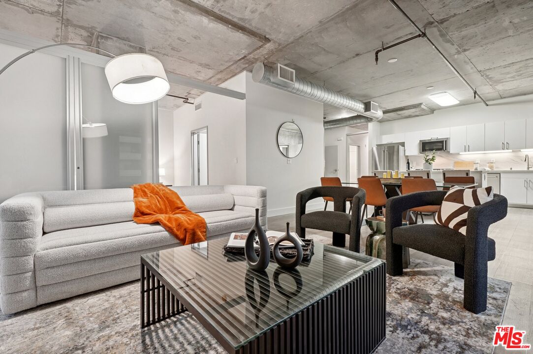 645 W 9th St Unit: 530