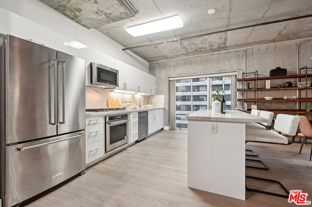 645 W 9th St Unit: 530