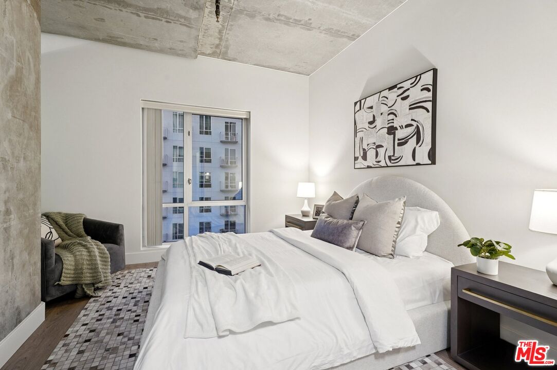 645 W 9th St Unit: 530