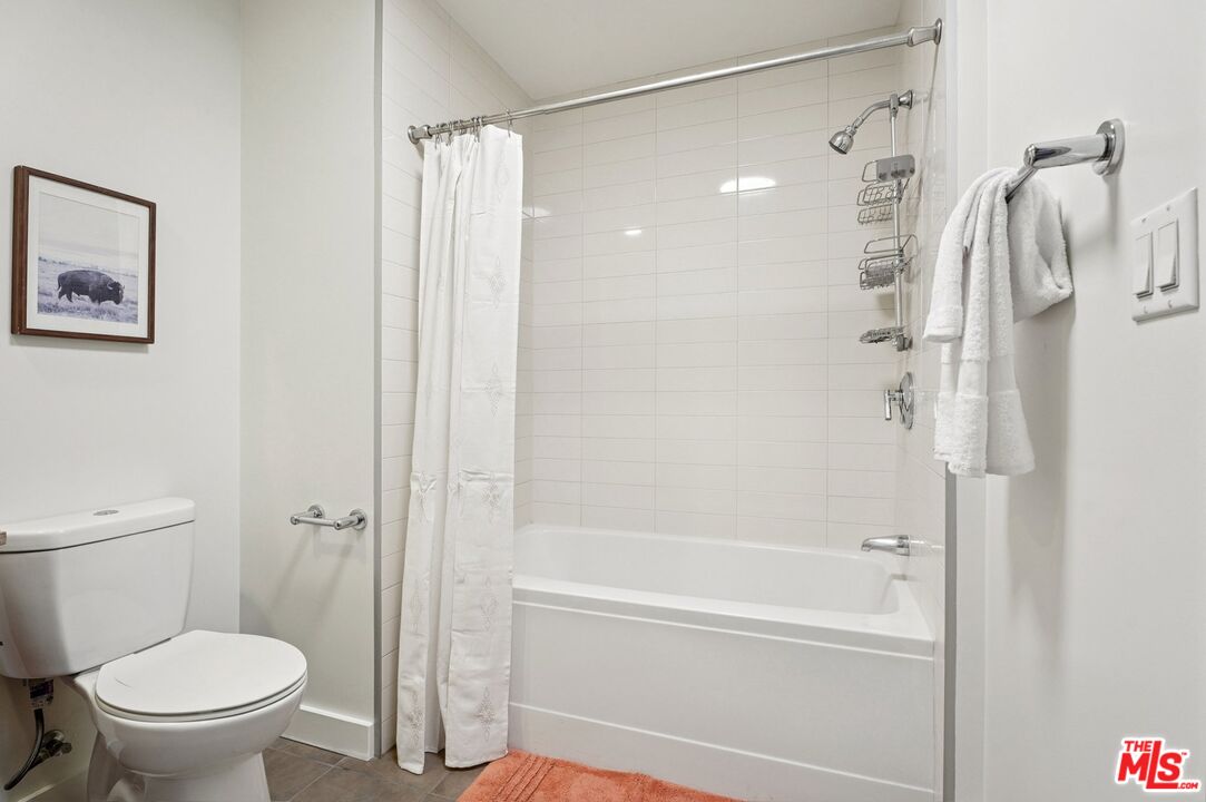 645 W 9th St Unit: 530