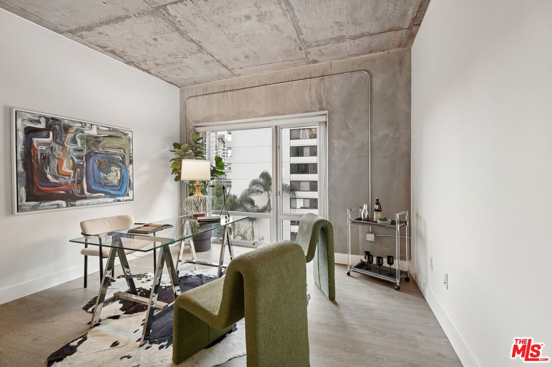 645 W 9th St Unit: 530