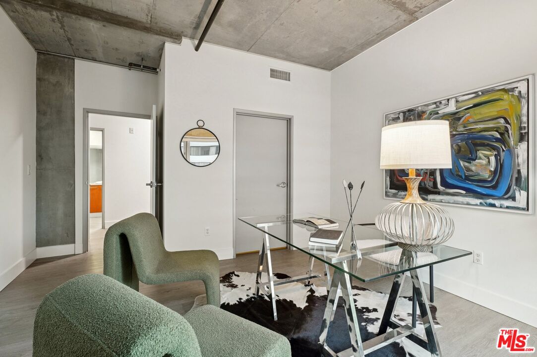 645 W 9th St Unit: 530