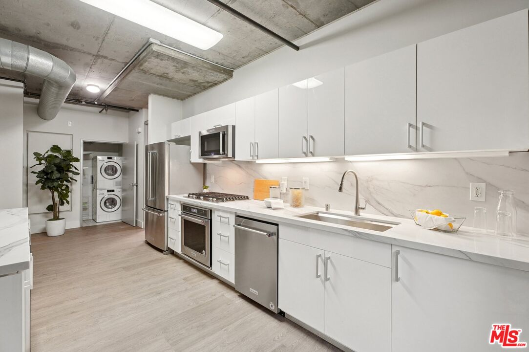 645 W 9th St Unit: 530