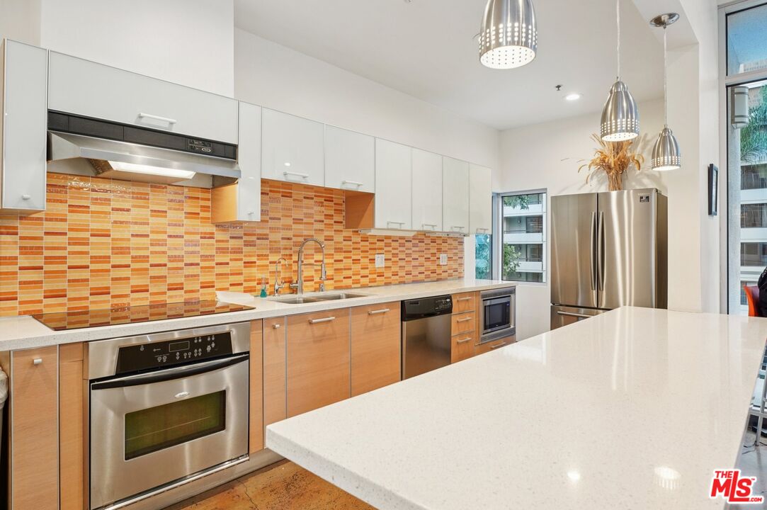 645 W 9th St Unit: 530