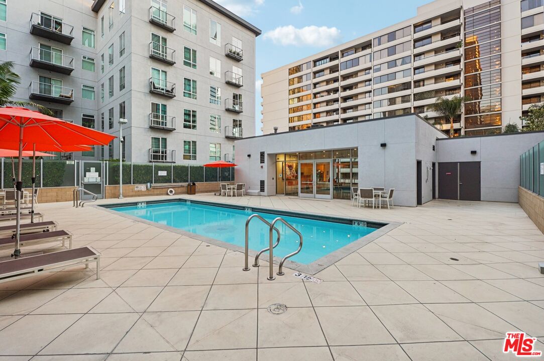 645 W 9th St Unit: 530