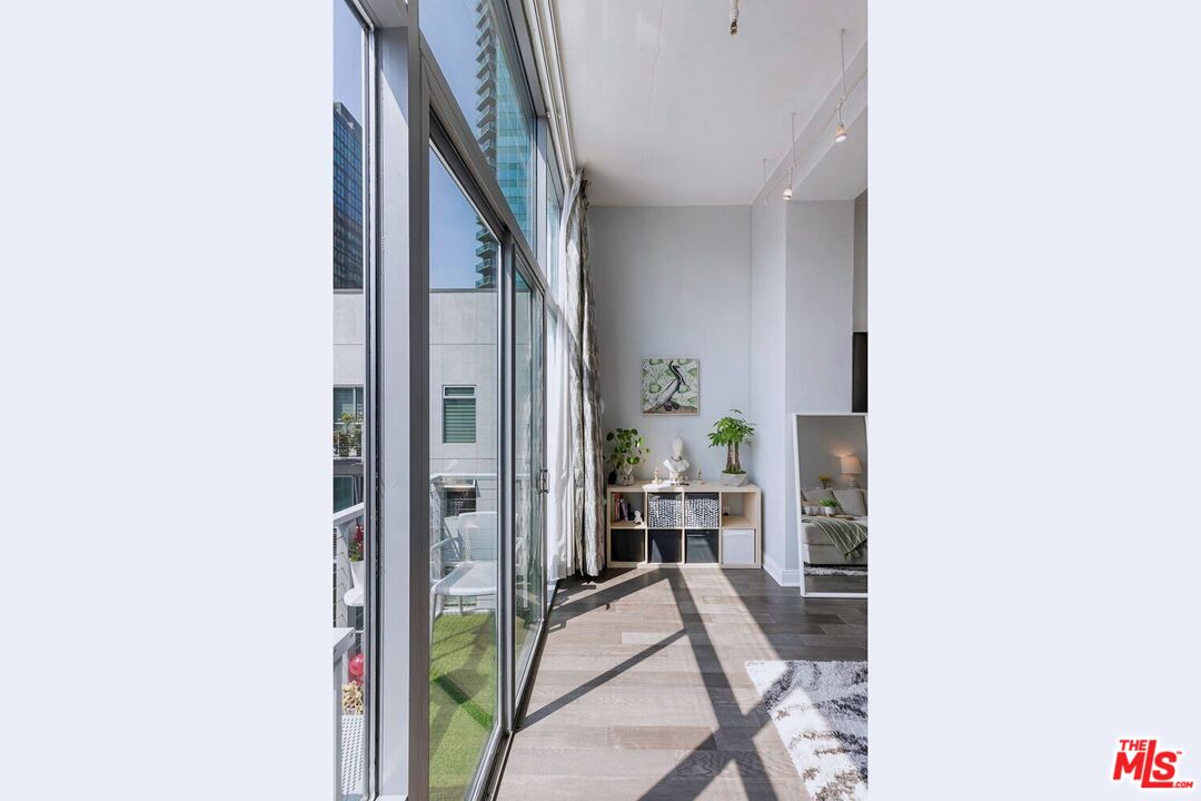 645 W 9th St Unit: 740