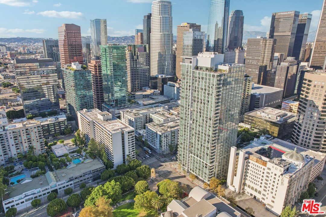 645 W 9th St Unit: 740