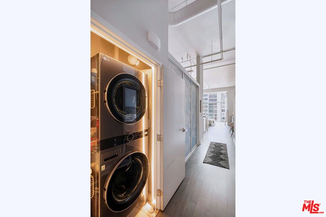 645 W 9th St Unit: 740