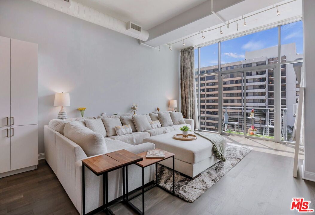 645 W 9th St Unit: 740