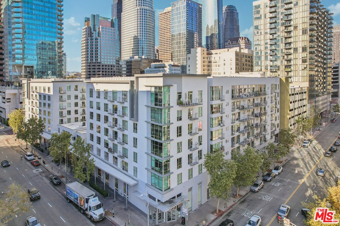 645 W 9th St Unit: 740