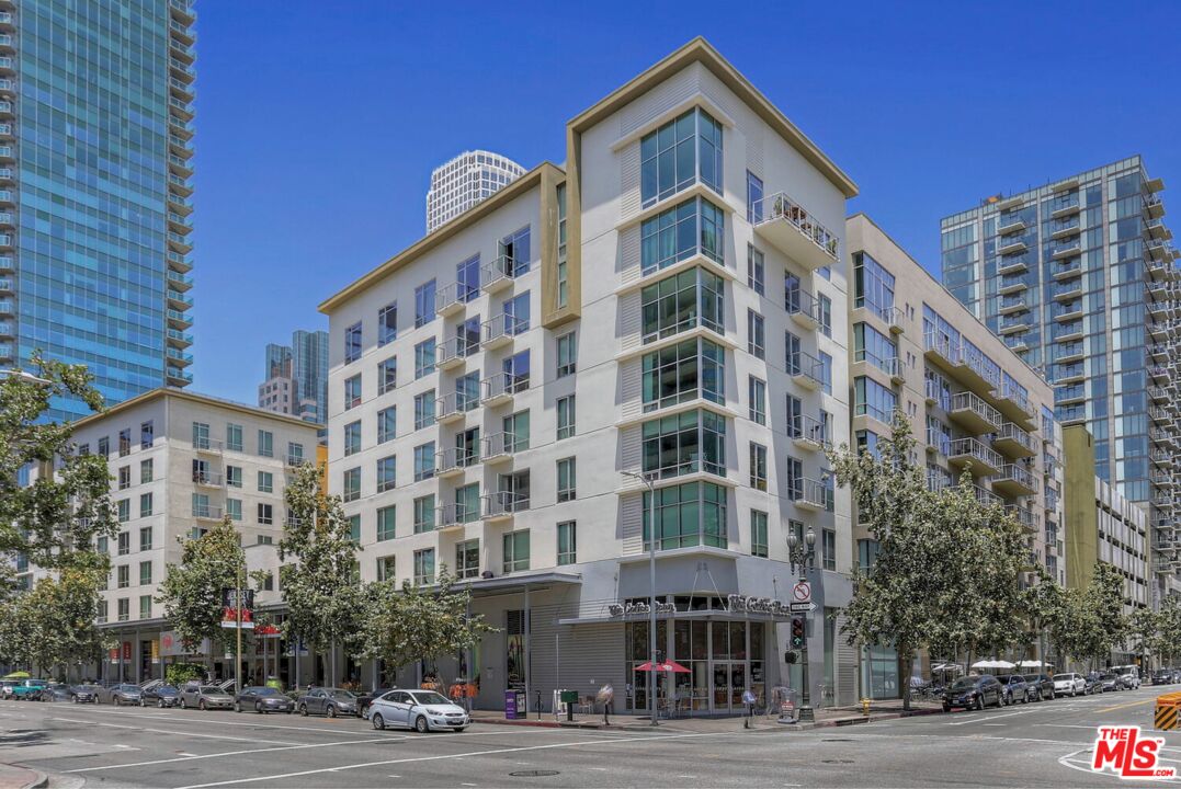 645 W 9th St Unit: 740