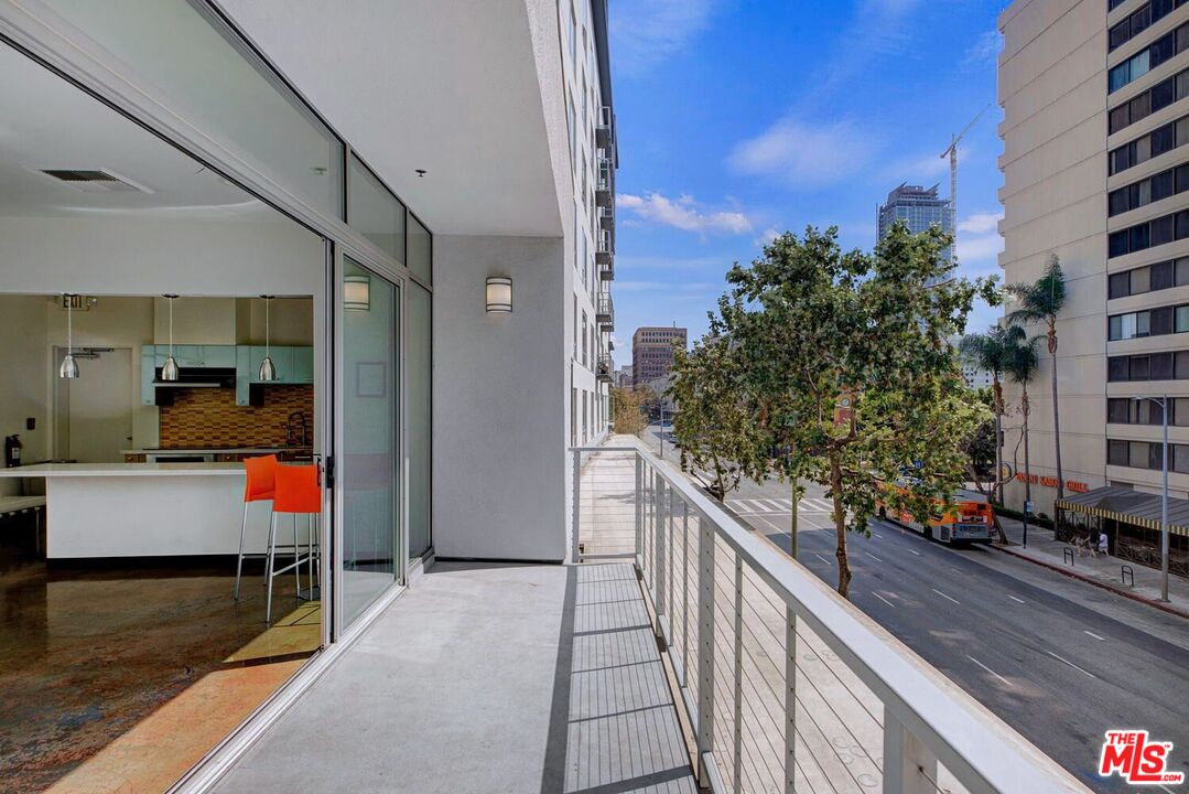 645 W 9th St Unit: 740