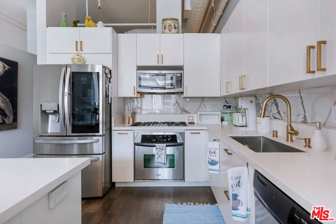 645 W 9th St Unit: 740