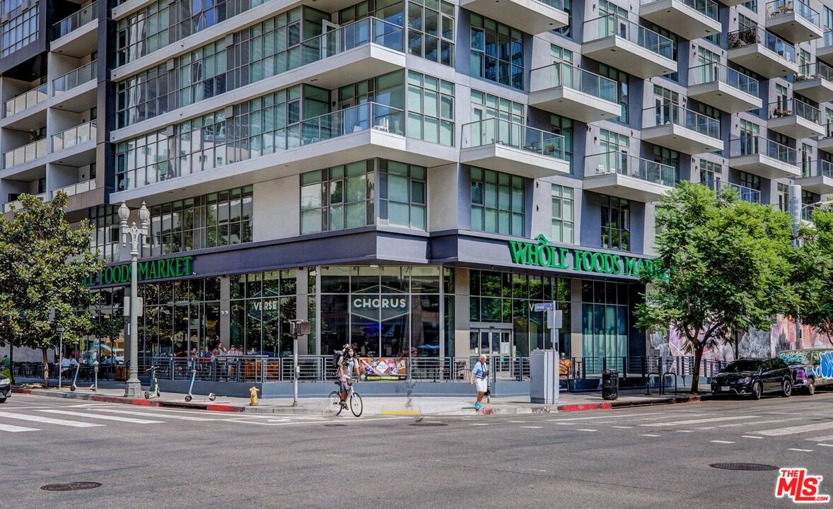 645 W 9th St Unit: 740