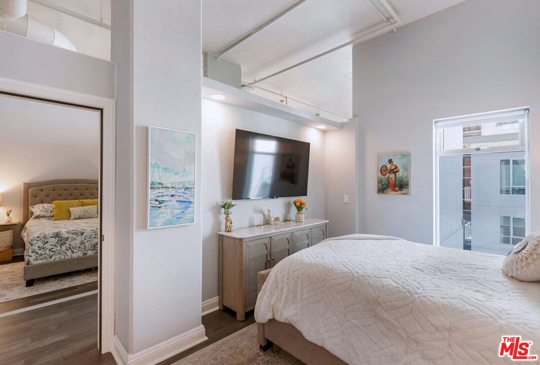 645 W 9th St Unit: 740