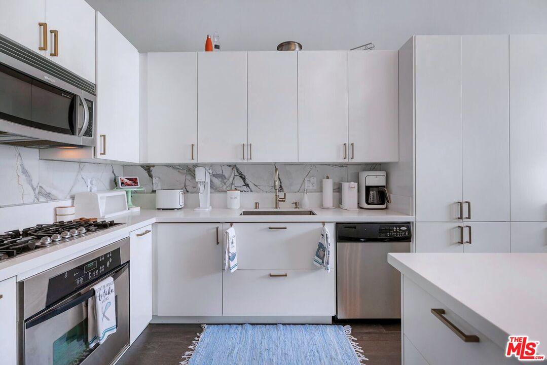 645 W 9th St Unit: 740