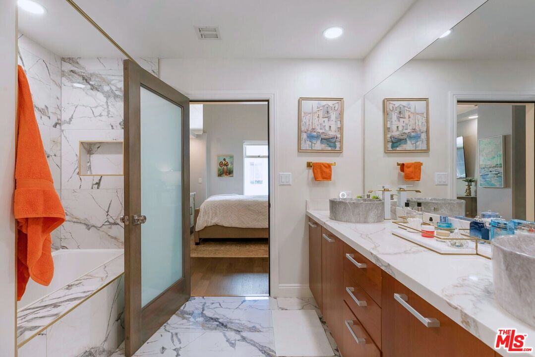 645 W 9th St Unit: 740