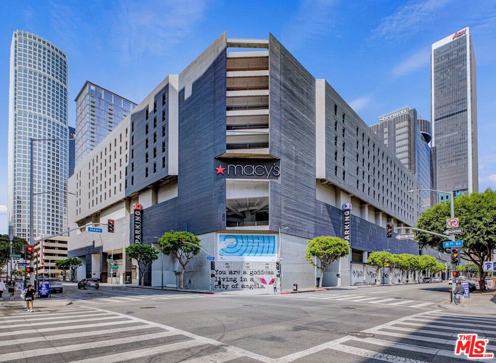 645 W 9th St Unit: 740