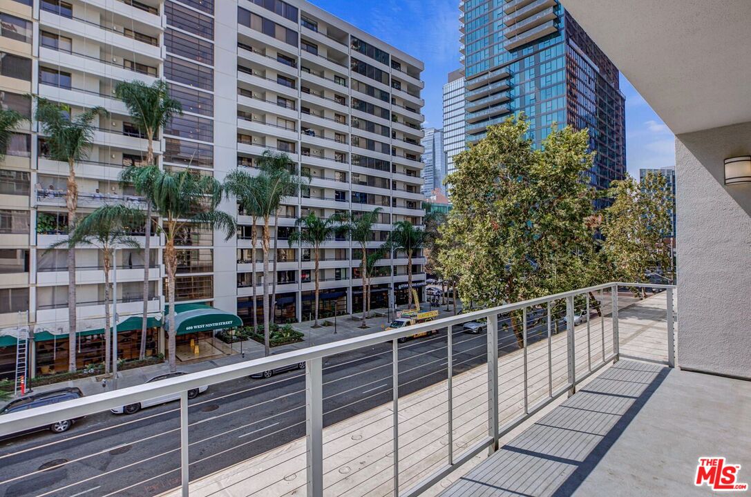 645 W 9th St Unit: 740