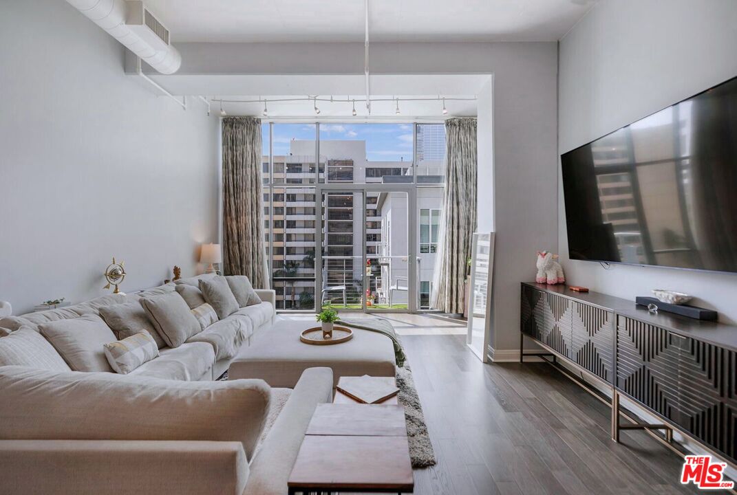 645 W 9th St Unit: 740
