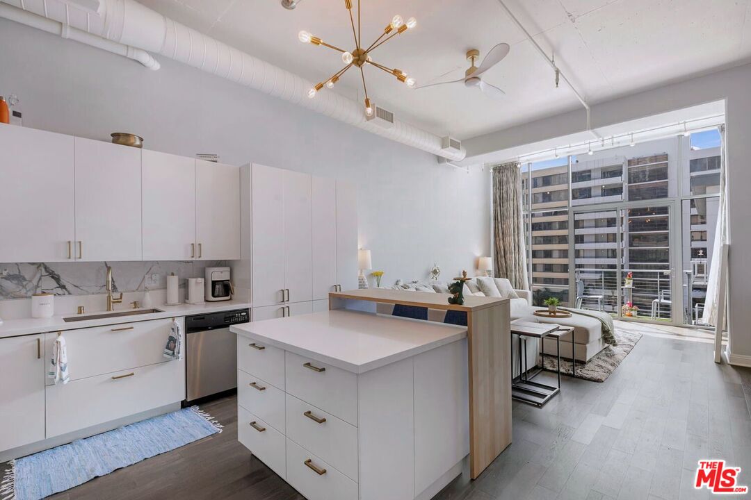 645 W 9th St Unit: 740