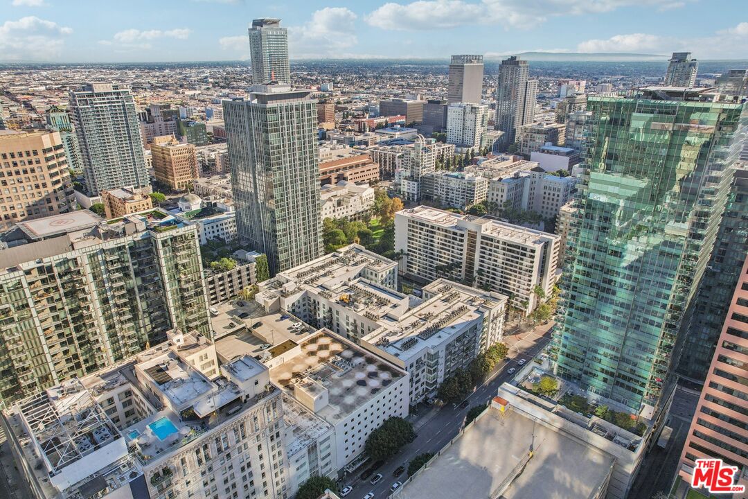 645 W 9th St Unit: 740