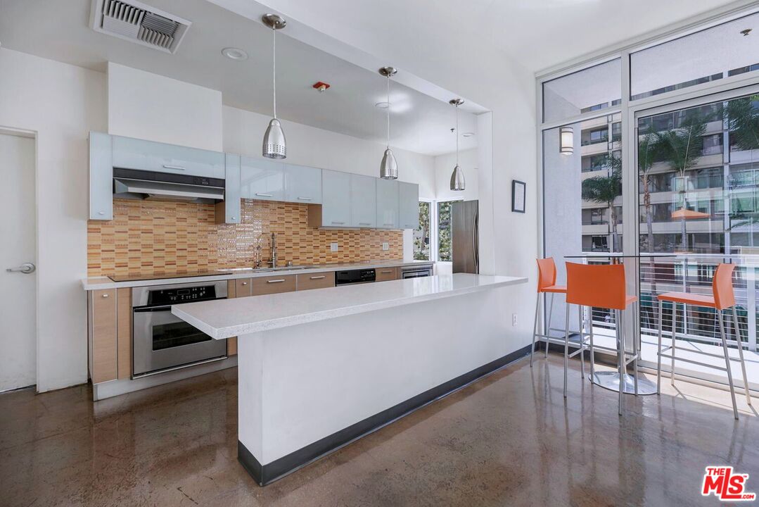 645 W 9th St Unit: 740