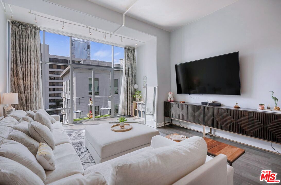 645 W 9th St Unit: 740